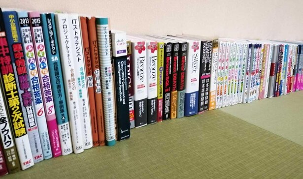 杉山さんが資格取得のために購入してきた資格参考書の数々。「中小企業診断士の参考書は、本屋さんに並んでいる本を買いつくしました(笑)」現在は社会保険労務士の資格取得を目指して勉強中
