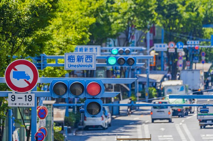 波長の長さと心理的意味が決めて!? 信号の色が赤黄青に決まった訳/毎日雑学