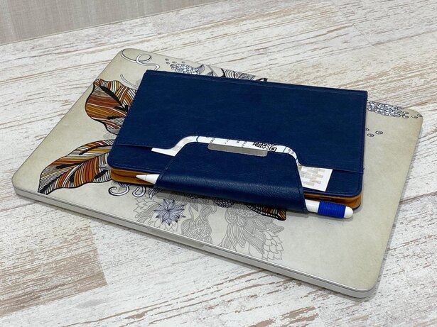 日頃PCを持ち歩く必要がある場合も、iPad miniなら許容できる重量感。メールや書類チェックなどはiPadで済むことも多いです