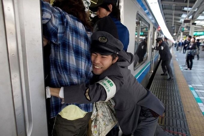 日本の満員電車が海外で大人気!? 世界の“通勤”事情