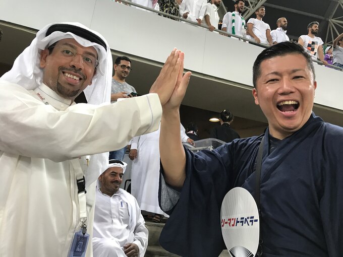 サッカースタジアムで現地の人とハイタッチ!(サウジアラビア)