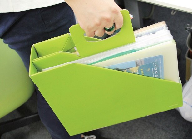 〈KaTaSu〉シリーズのファイルボックスは可動式の取っ手付き。持ち歩けるので、自分のデスク以外の場所に持ち出して、集中して作業することもある。