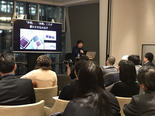 登壇するITジャーナリストの林信行氏