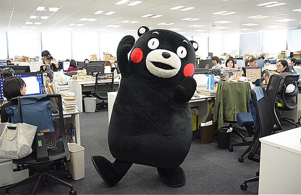 編集部でポーズを決めるくまモン