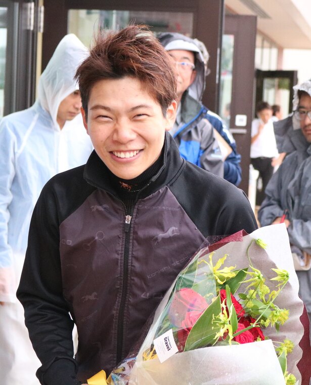 怪我から復帰し、笑顔で花束を受け取る三浦皇成