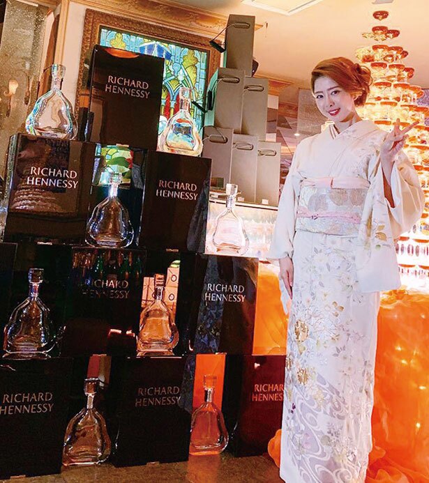 「リシャールタワー」14段10本。1860万円タワー。前夜祭ではルイ13世も。