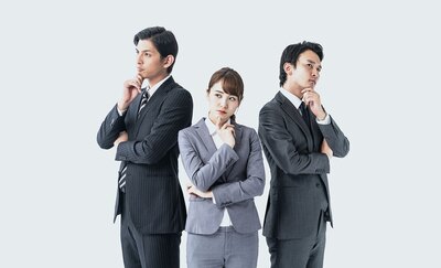 年齢、役職などで差はあるが資格保有者は高年収に