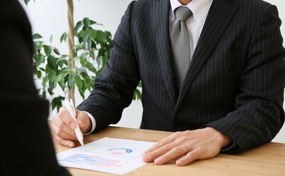 営業で新案件を獲得&他業で資格を生かす