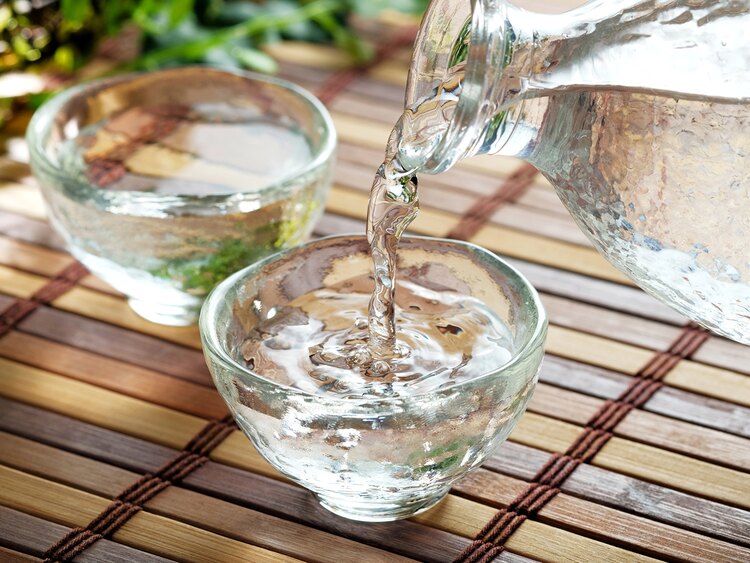 「冷や酒」と「冷酒」、どちらのほうが冷たい?