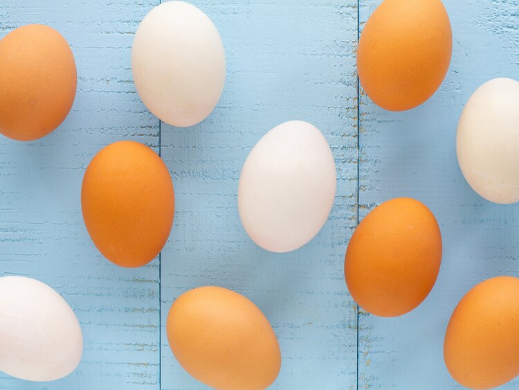 スーパーの卵売り場に並ぶ白玉と赤玉、栄養価は同じである。
