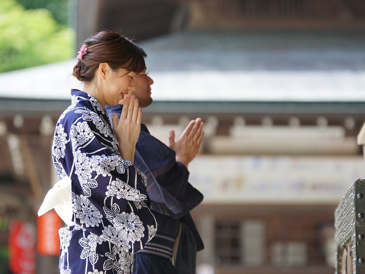 神社で柏手を打つのには、神様を呼び出すという意味がある。