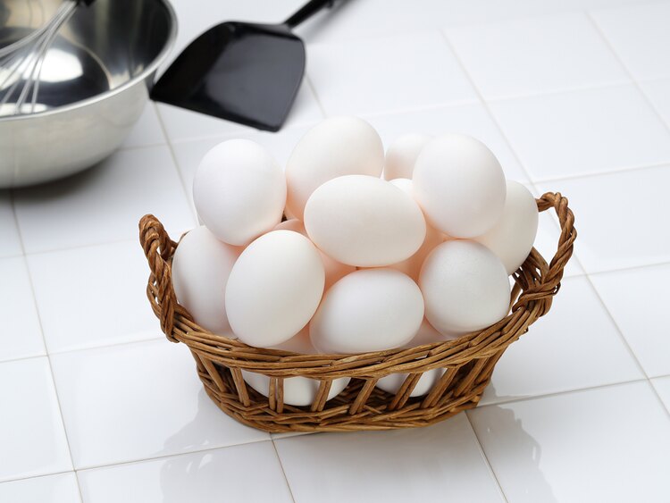 割らずに卵の鮮度を知る簡単な方法は？