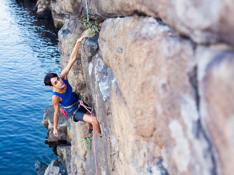 climbの意味は「登る」である。