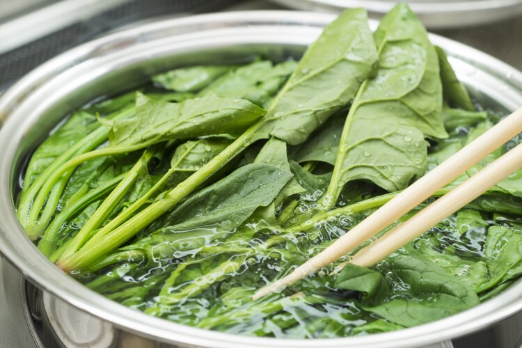 水からゆでる野菜と、お湯からゆでる野菜の違いは？