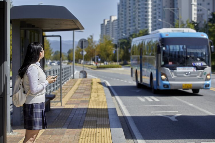 学校から町役場までA鉄道で150円、バスなら200円かかる。町役場から自宅まではB鉄道で190円、バスなら250円かかる。では、学校と自宅を往復したら、最低いくらかかるだろうか。