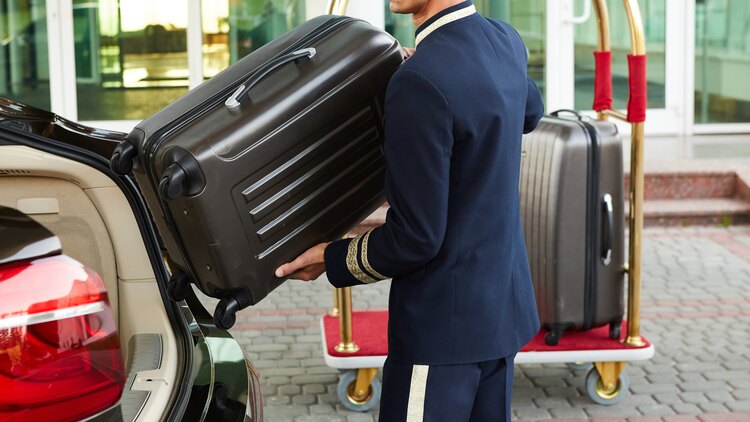 Would you mind carrying these bags to the room?(このバッグを部屋に運んでいただけますか?)