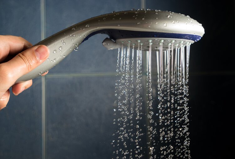There is no hot water in the shower.(シャワーのお湯が出ません。)